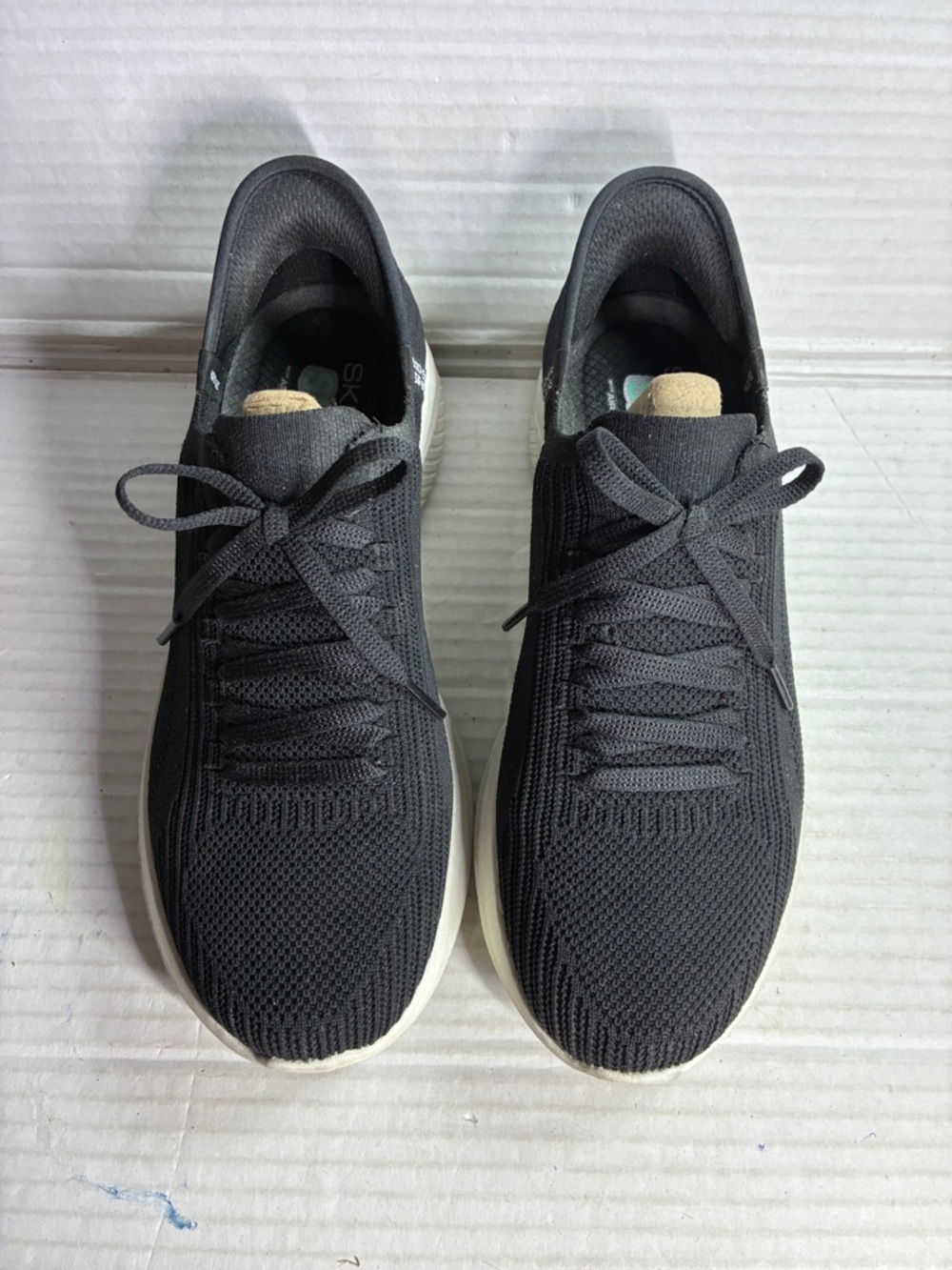 Skechers Men’s Black Knit Lace-Up Walking Sneakers with White Sole USED